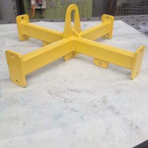 Kreuztraverse Tragfähigkeit 1000 kg, 900x900 mm , mit je 2 Absteckbohrungen unten, 1 Kranhakenaufhängung mittig