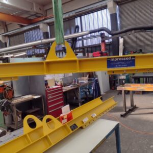 Balkentraverse Tragfähigkeit 1500 kg, 3000 mm lang, mit 2 x 9 Absteckbohrungen unten, 1 Kranhakenaufhängung mittig